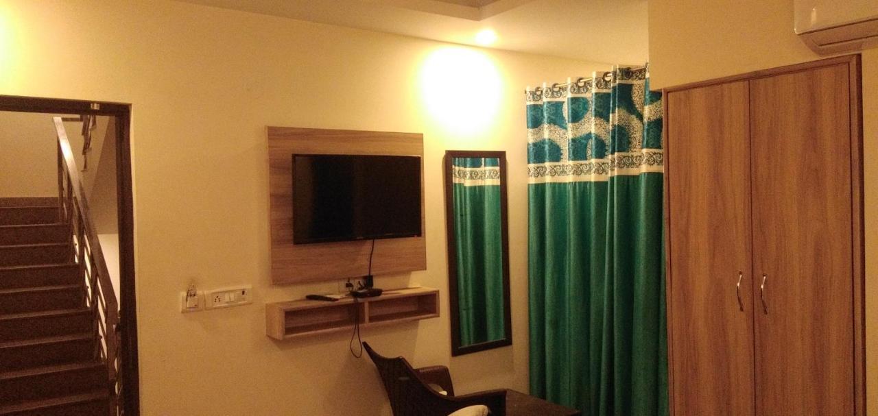 Airport Hotel Golden Bliss Near Delhi Airport Nova Deli Exterior foto